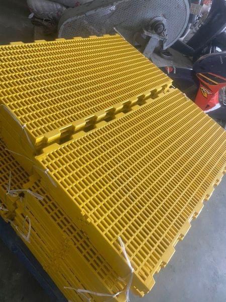 Tấm Nhựa Lót Chuồng Heo